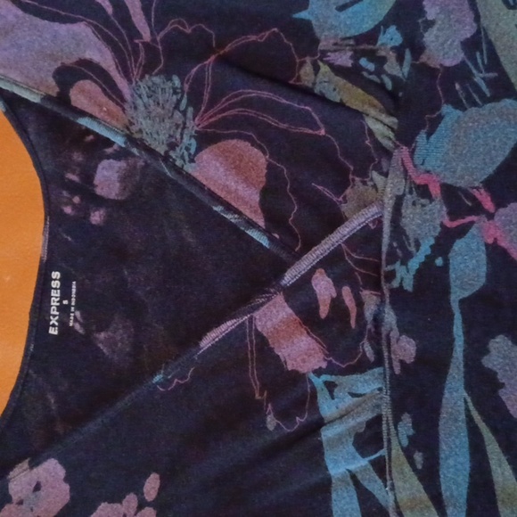 💙🌺Express Floral V-Neck Top - Picture 4 of 10